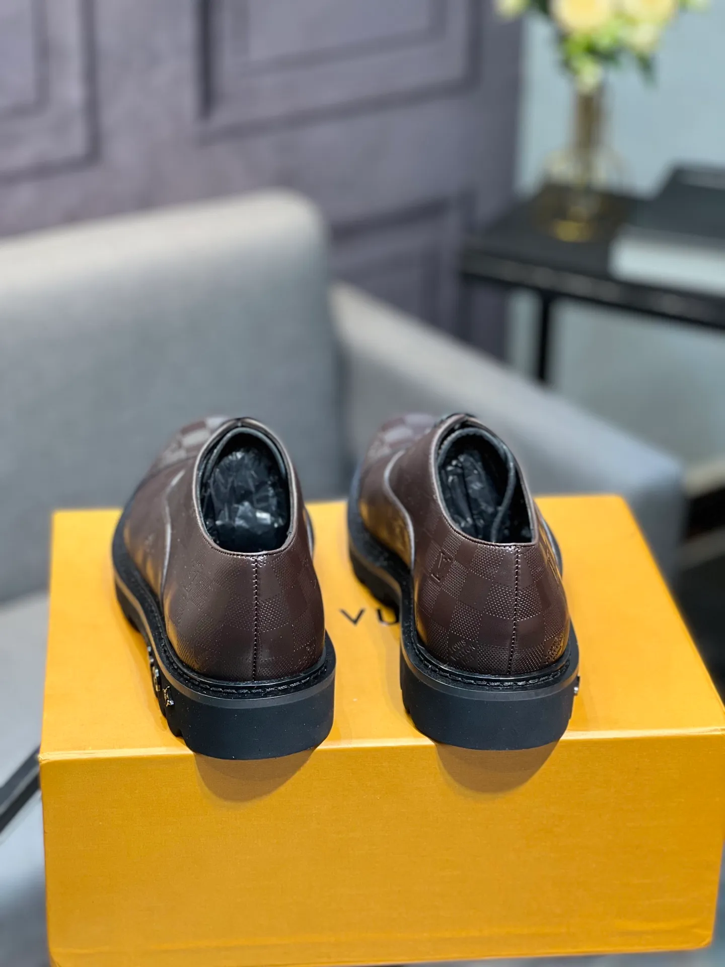 Men's shoes 💰820 [LV] - High-end quality - Upper: 🔝 tumbled cowhide, Nappa cowhide, brand logo sewn on shoe body - Lining: cowhide, foot pads; water-dyed cowhide - Outsole: TPR·rubber foam; two-color molded outsole -Super high quality control·Fine workmanship: highlighted (high-end·luxury·grade) -Size: 39-44 (38 45 can be customized)